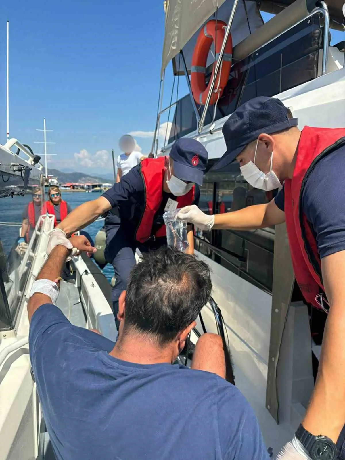 Fethiye açıklarında deniz üzerinde nefes kesen operasyon: İki hastaya anında müdahale
