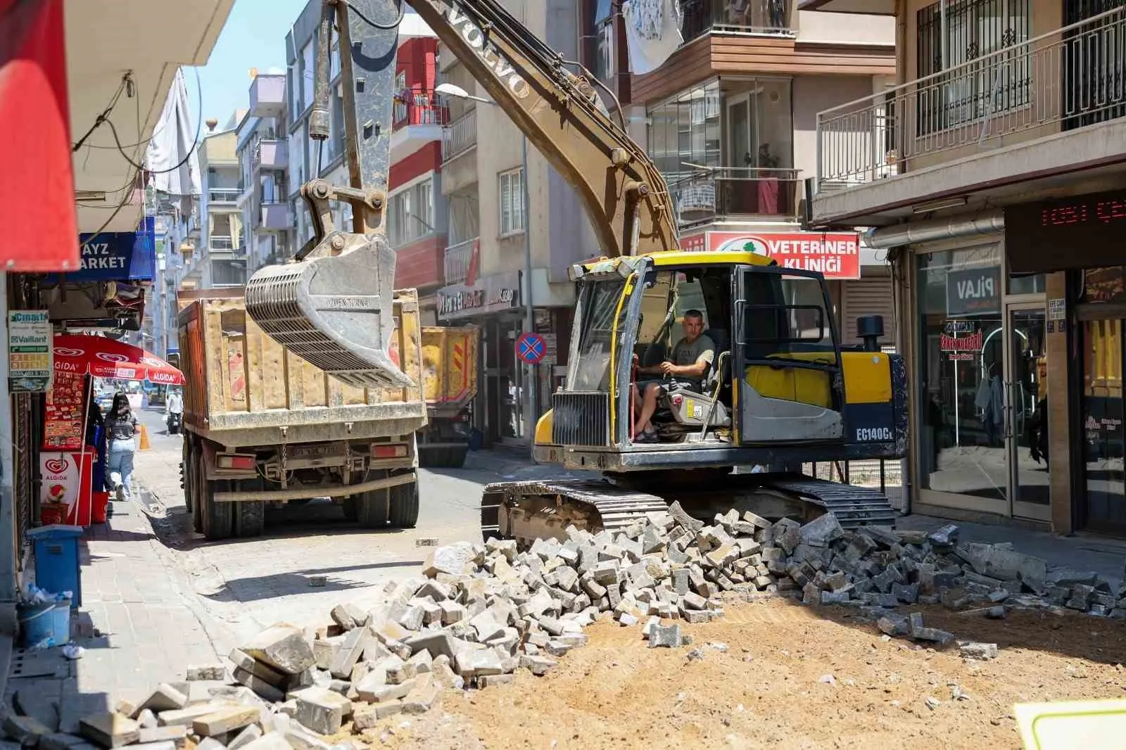 Efeler’in sokaklarında asfalt mesaisi: Eski yollar tarih oluyor