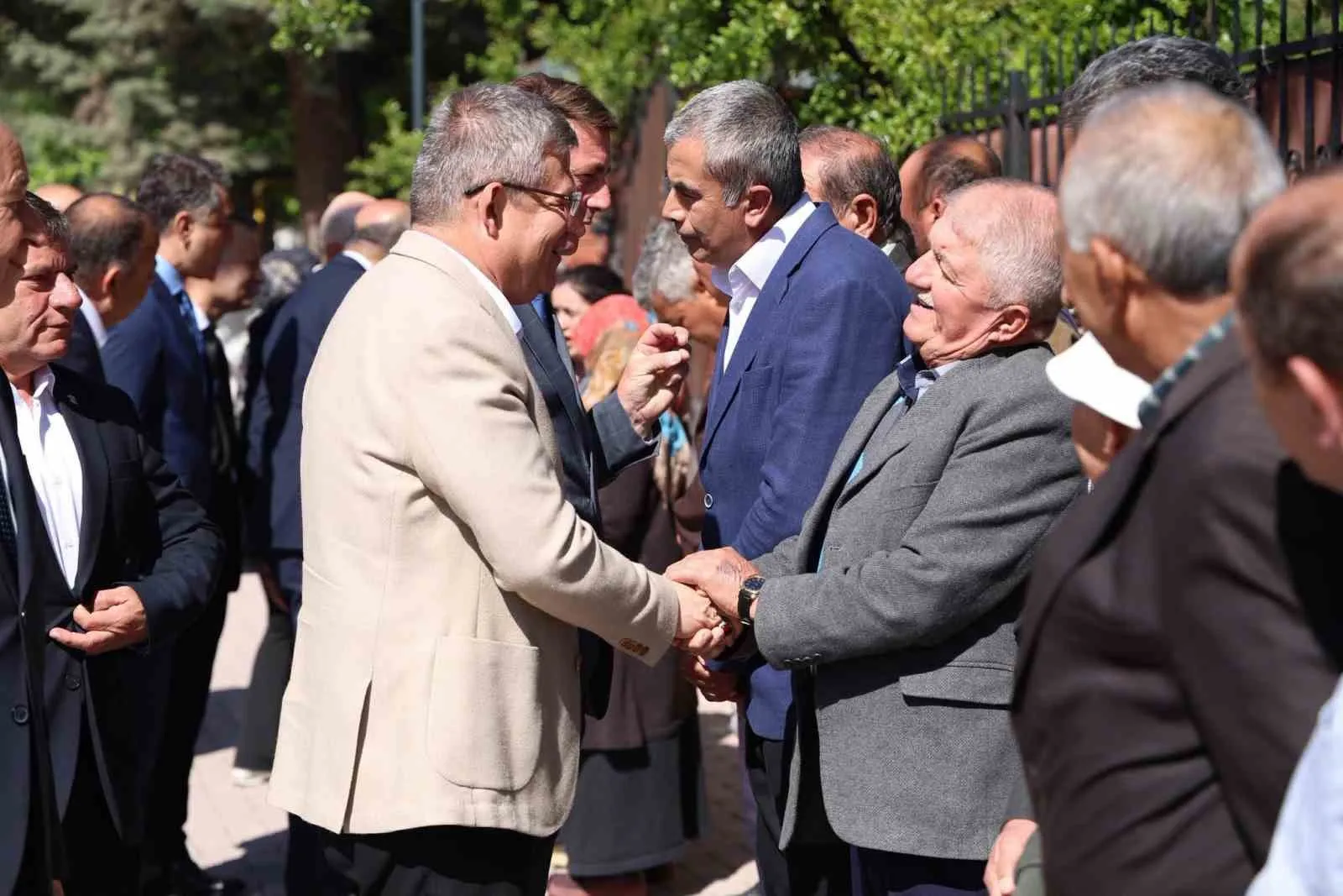 Denizli’de saha mesaisi: Subaşıoğlu pazar tezgahlarında nabız tutuyor