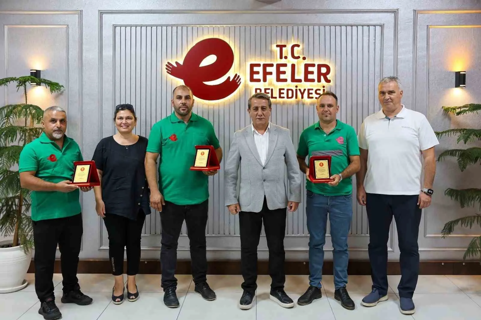 Efeler’de fedakarlık ödülle taçlandı: Üç canı kurtaran kahramanlara başkanlıkta özel ağırlama
