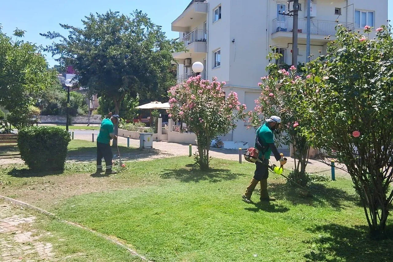 Efeler'de yeşil alanlara estetik dokunuş: Mahalleler daha ferah bir görünüme kavuşuyor