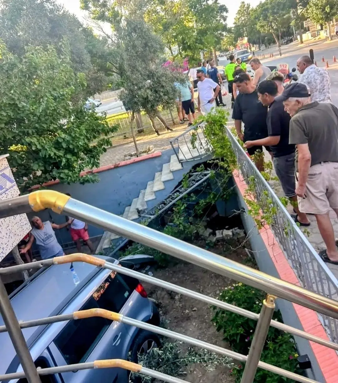 Didim'de kontrolden çıkan araç apartman bahçesine girdi: Sürücü mucizevi şekilde kurtuldu