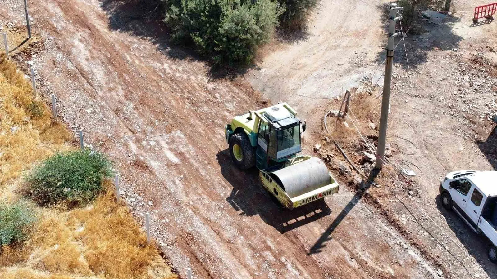 Akbük’te yol yapımında yerli üretim dönemi: Didim Belediyesi kendi taşını kendi döşüyor