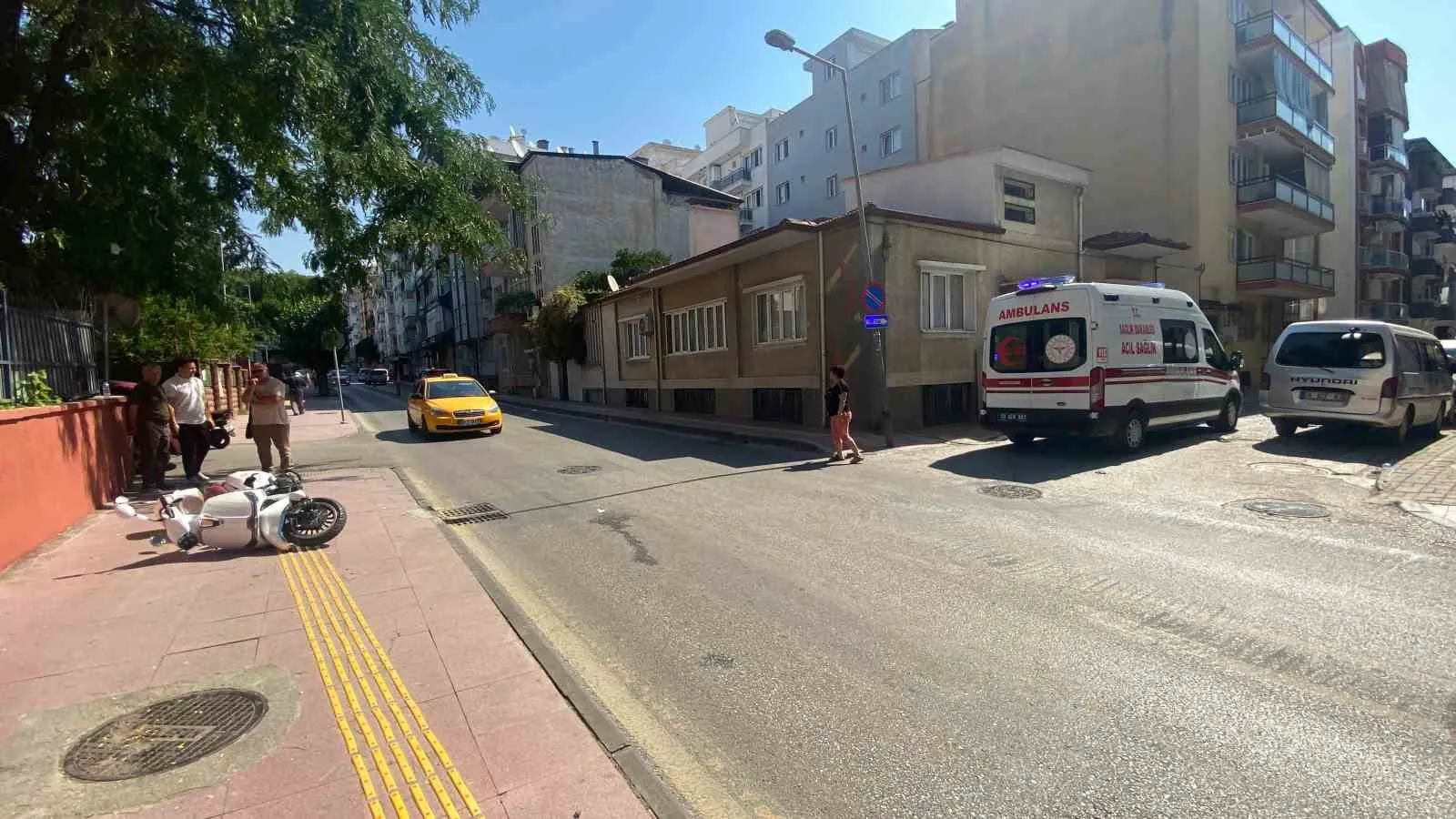 Efeler’de korkutan kaza: Otoparka giren otomobil motosikletle çarpıştı