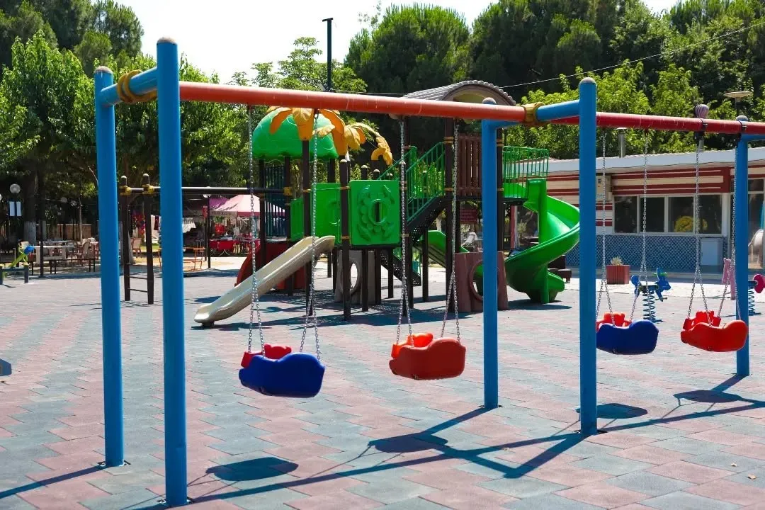İncirliova'da çocukların yüzü gülecek: Parklar baştan aşağı yenilendi