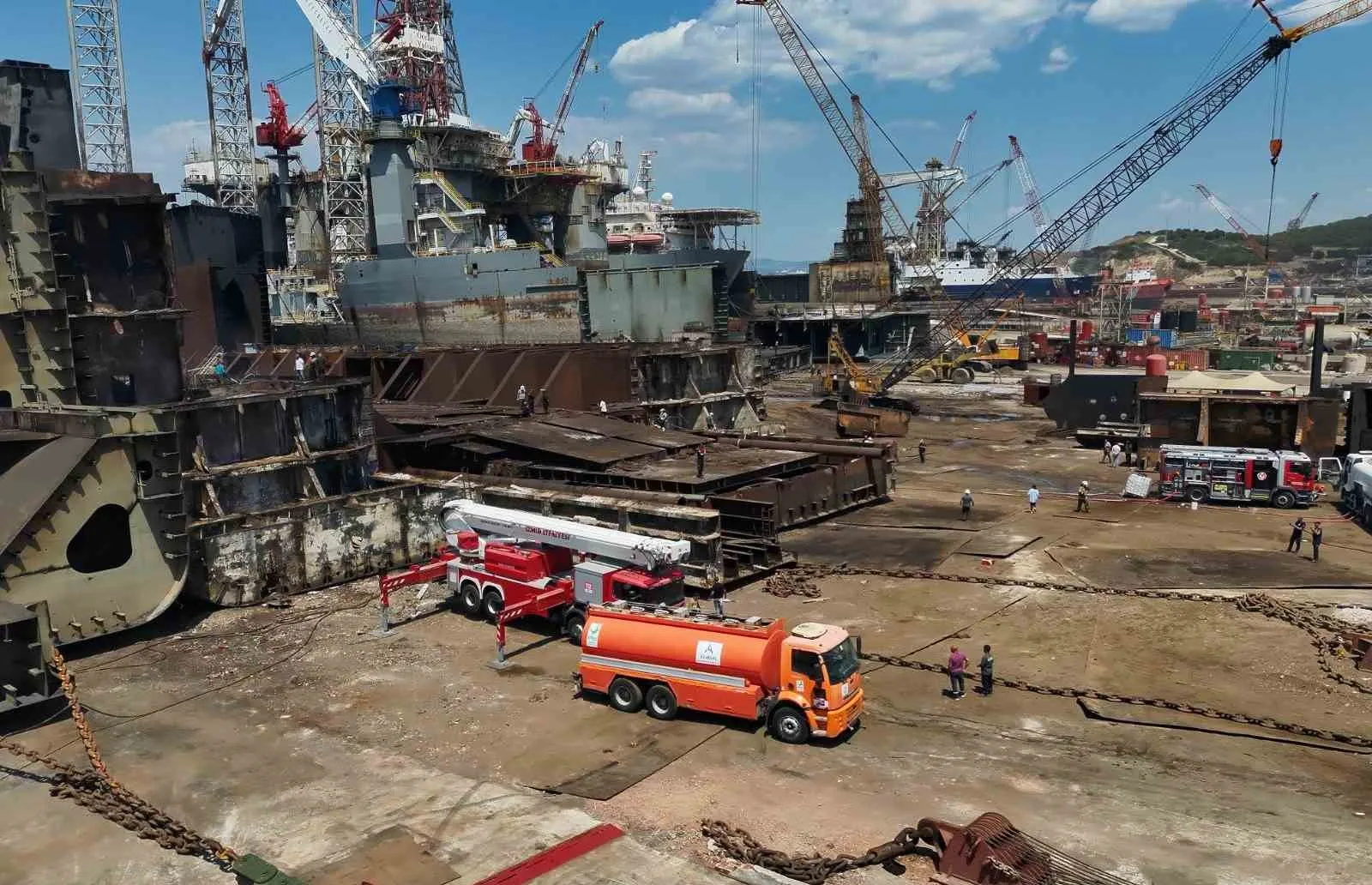 Aliağa'da dev tanker alevlere teslim oldu: İtfaiye ekipleri faciayı önledi