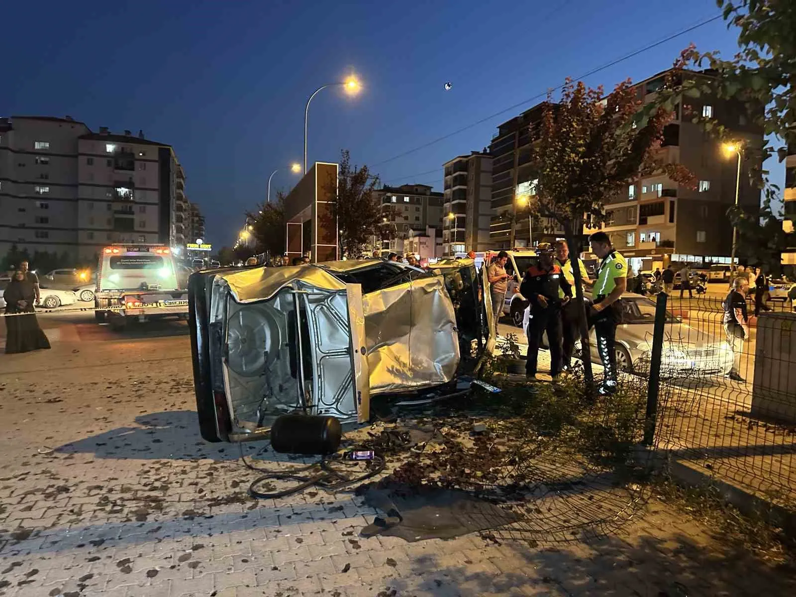 Uşak’ta dehşet anları: Kontrolden çıkan otomobil otoparka uçtu