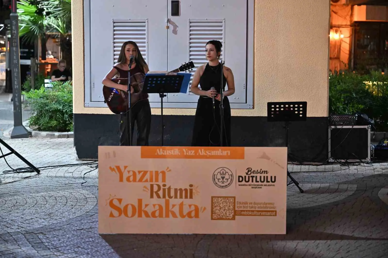Manisa'da hafta sonuna akustik dokunuş: Sokaklar sanatla yankılandı