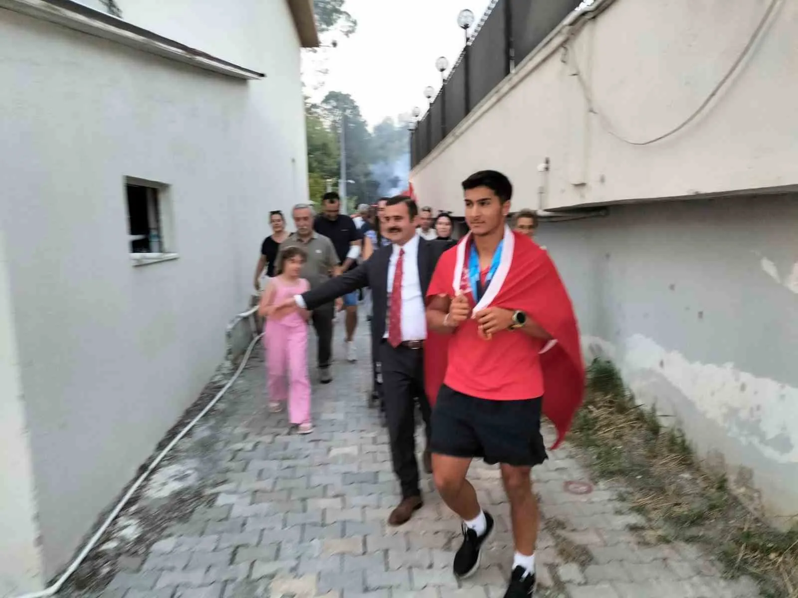 Köyceğiz'in gururu dünya zirvesinde: Milli kanocu evine kahraman gibi döndü
