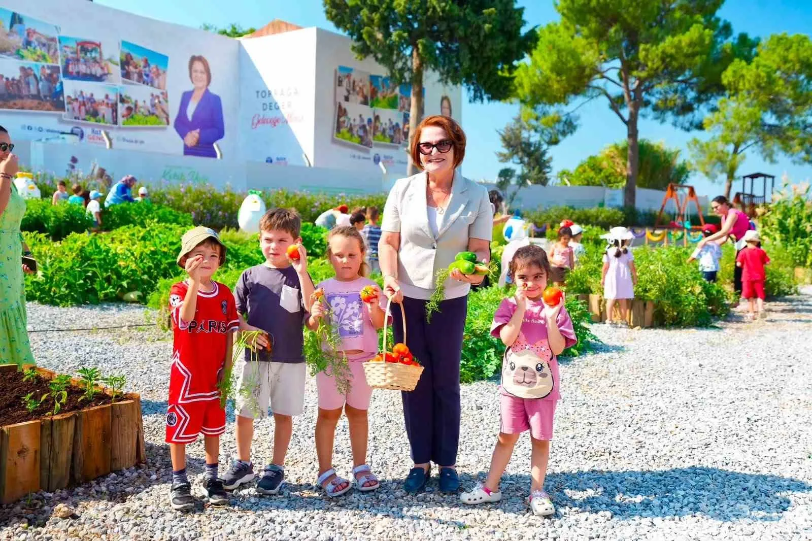 Didim'de toprakla tanışan miniklerden tarıma tam not