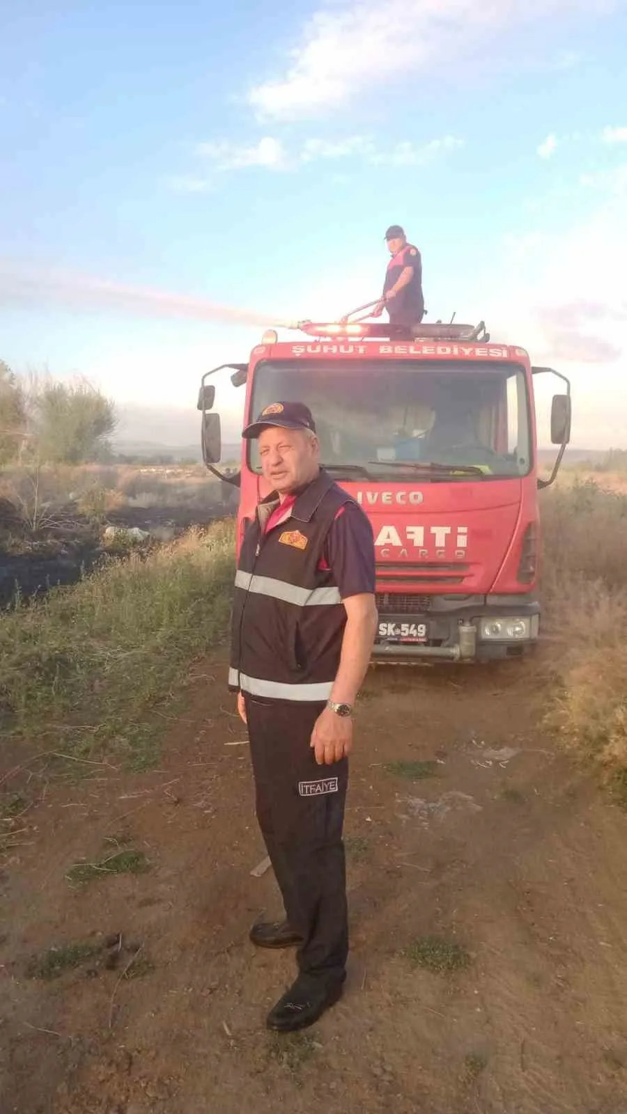 Şuhut'ta korkutan anız yangını: Ekipler felaketi kıl payı önledi