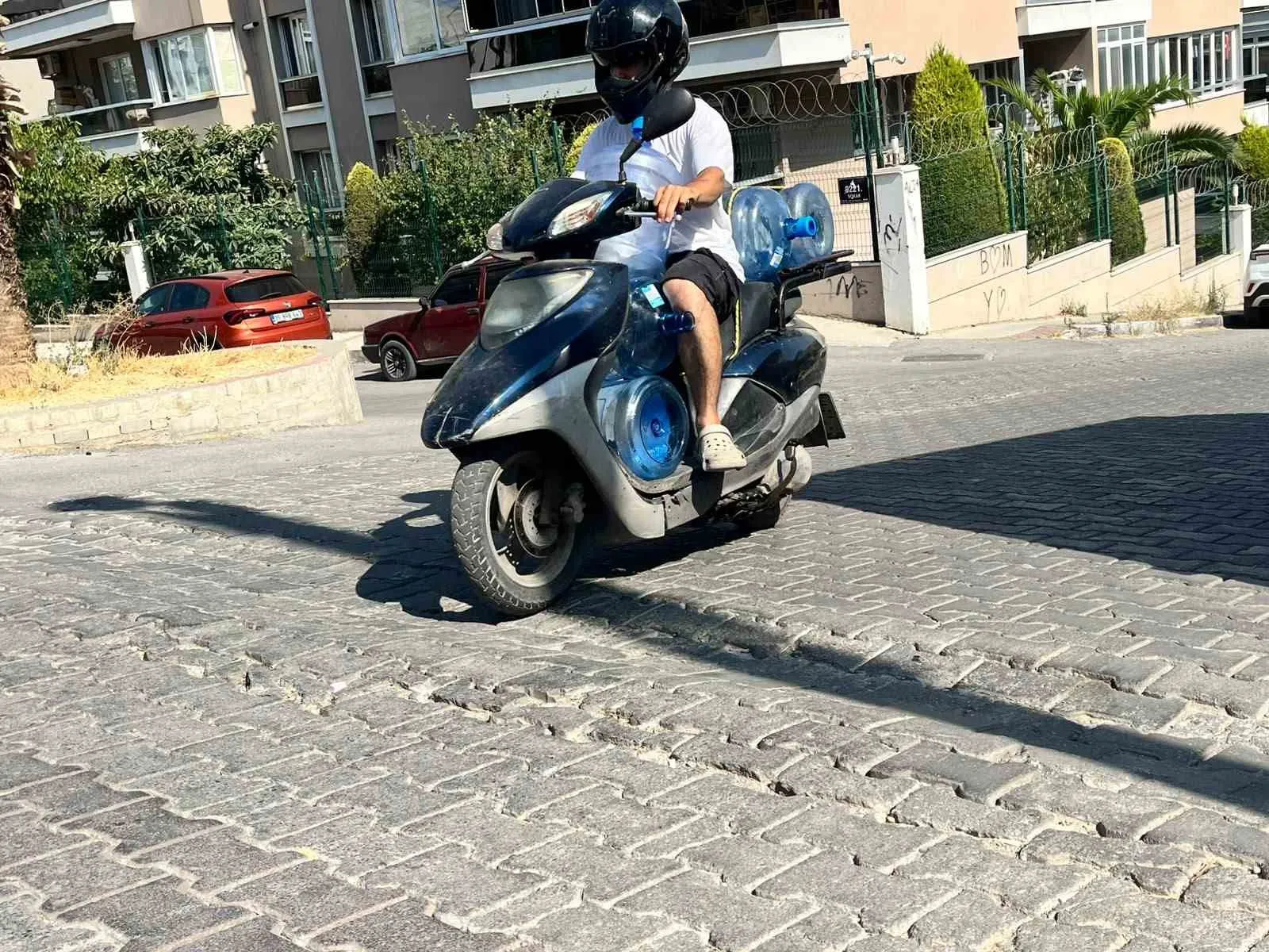 Trafikte vicdanları sızlatan saldırı: Çukurdan kaçan kuryeyi çocuğunun yanında dövdü