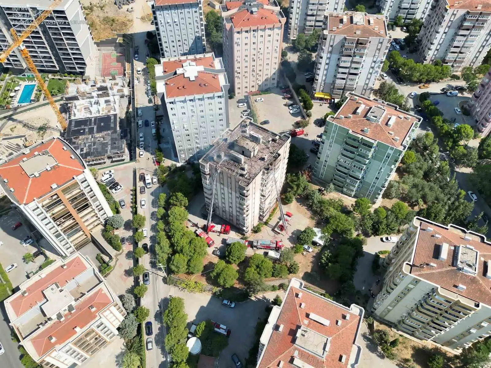 Menemen'de çatıda mahsur kalan işçiler için zamanla yarış: İtfaiye ekipleri faciayı önledi