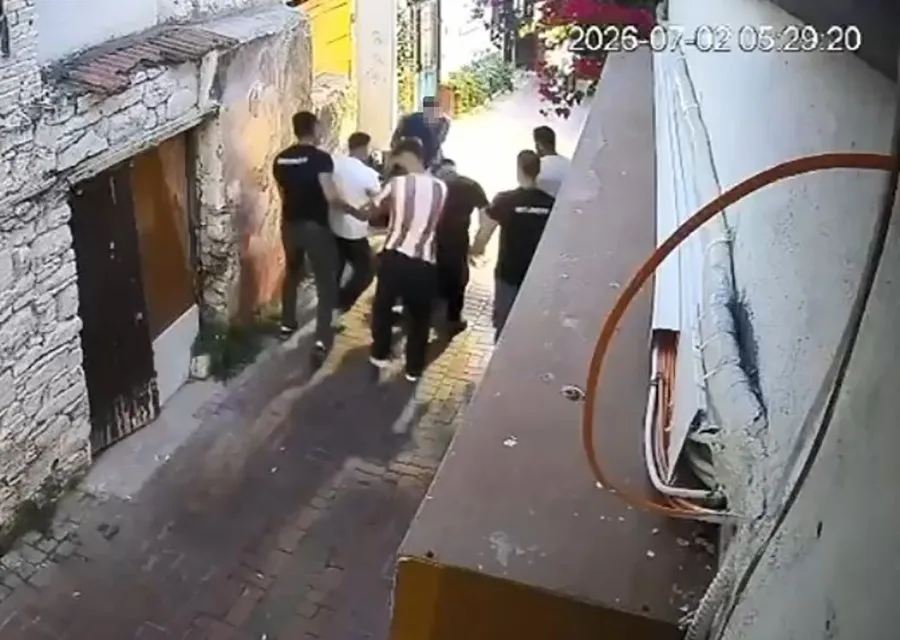Kuşadası’ndaki dehşet kamerada: Vurdukları genci yerde dakikalarca dövdüler