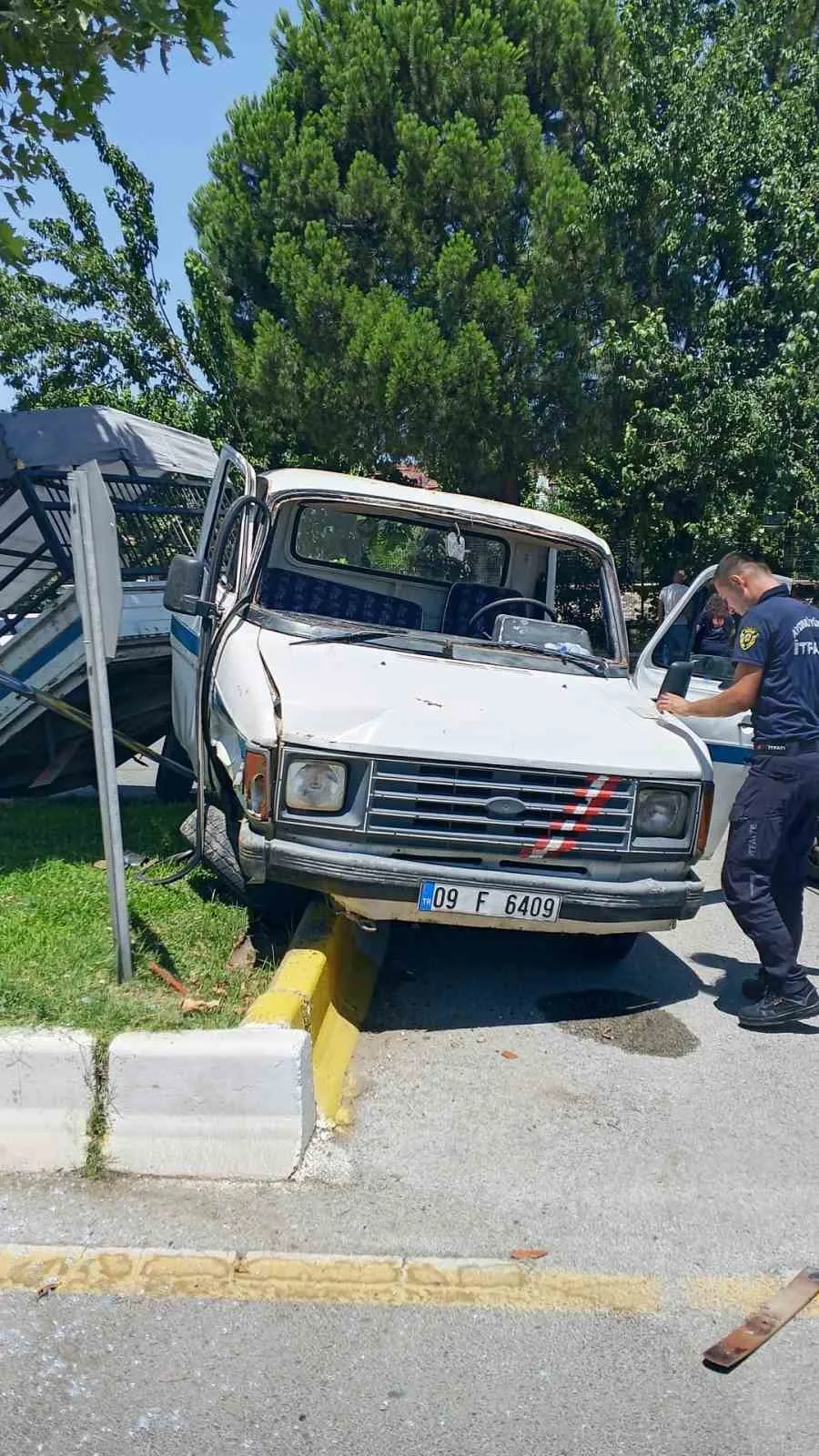 Aydın’da trafik kazası: Kontrolden çıkan araç refüje çıktı