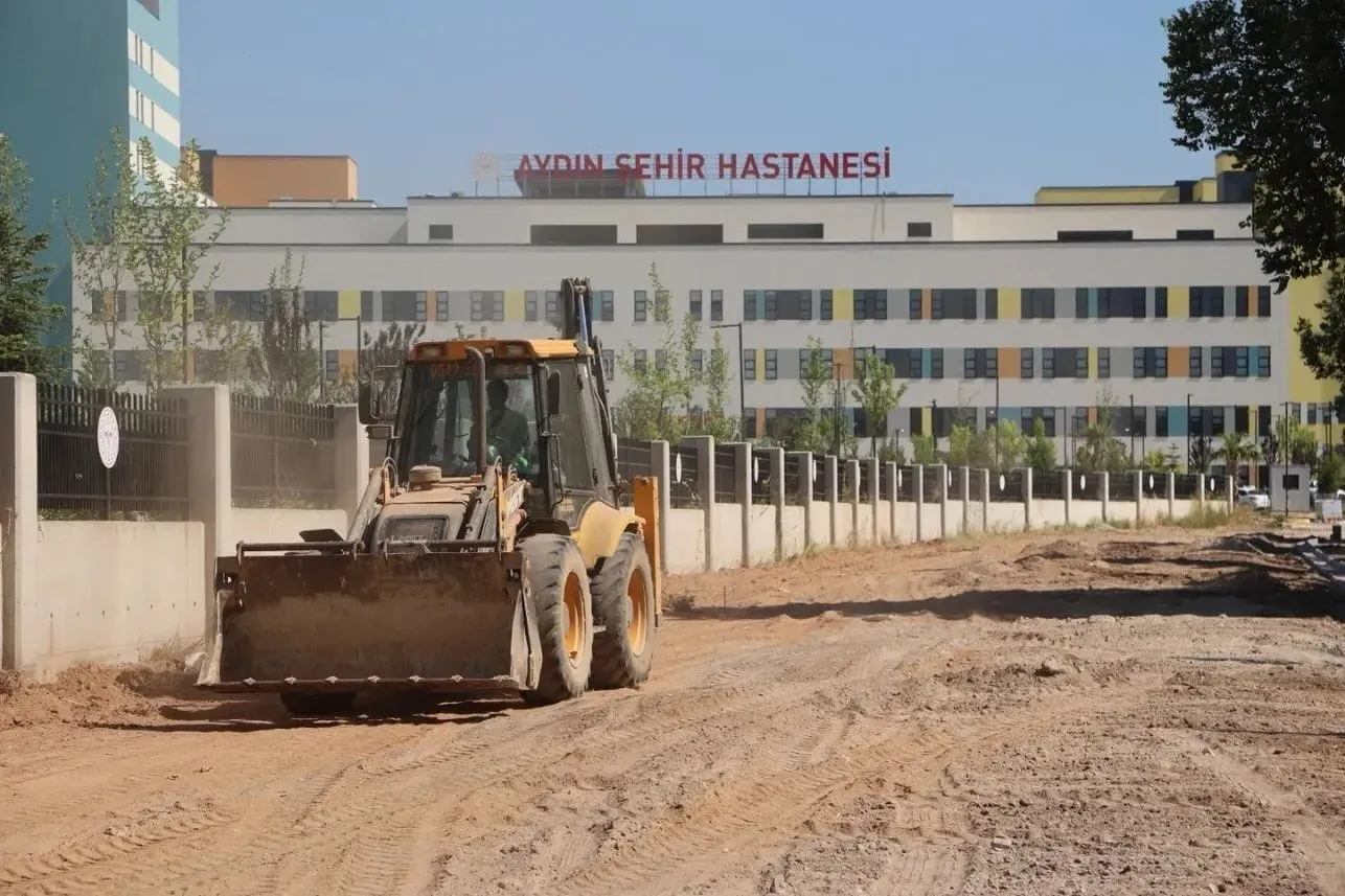 Efeler'de yol yapım mesaisi: Hastane yolu ve mahalleler yenileniyor
