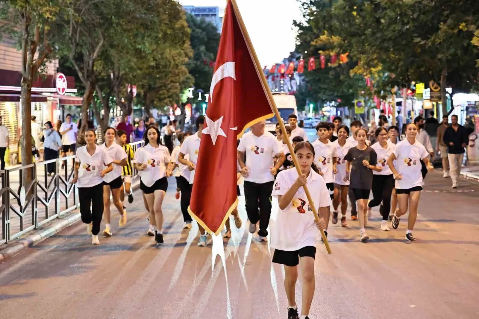 Manisa’da bayrak nöbeti: Milli sporcular sancağı meydanlara taşıdı