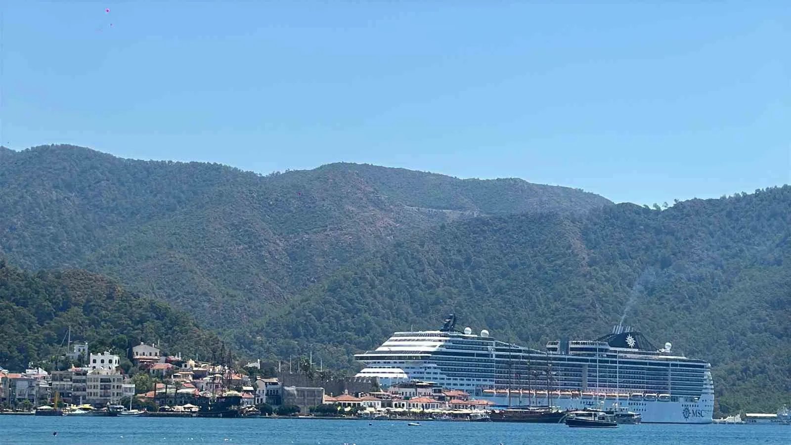 Marmaris limanlarında dev gemi trafiği: Esnafın yüzü kruvaziyer bereketiyle gülüyor