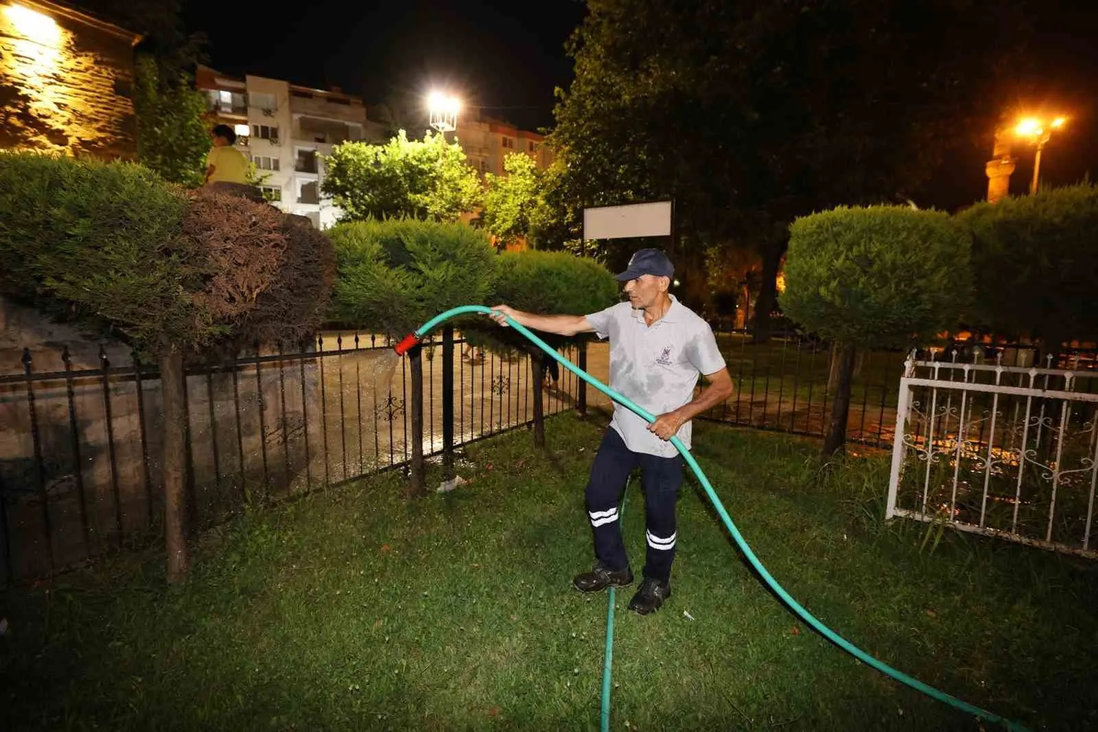 Şehzadeler'de su tasarrufu için gece mesaisi başladı