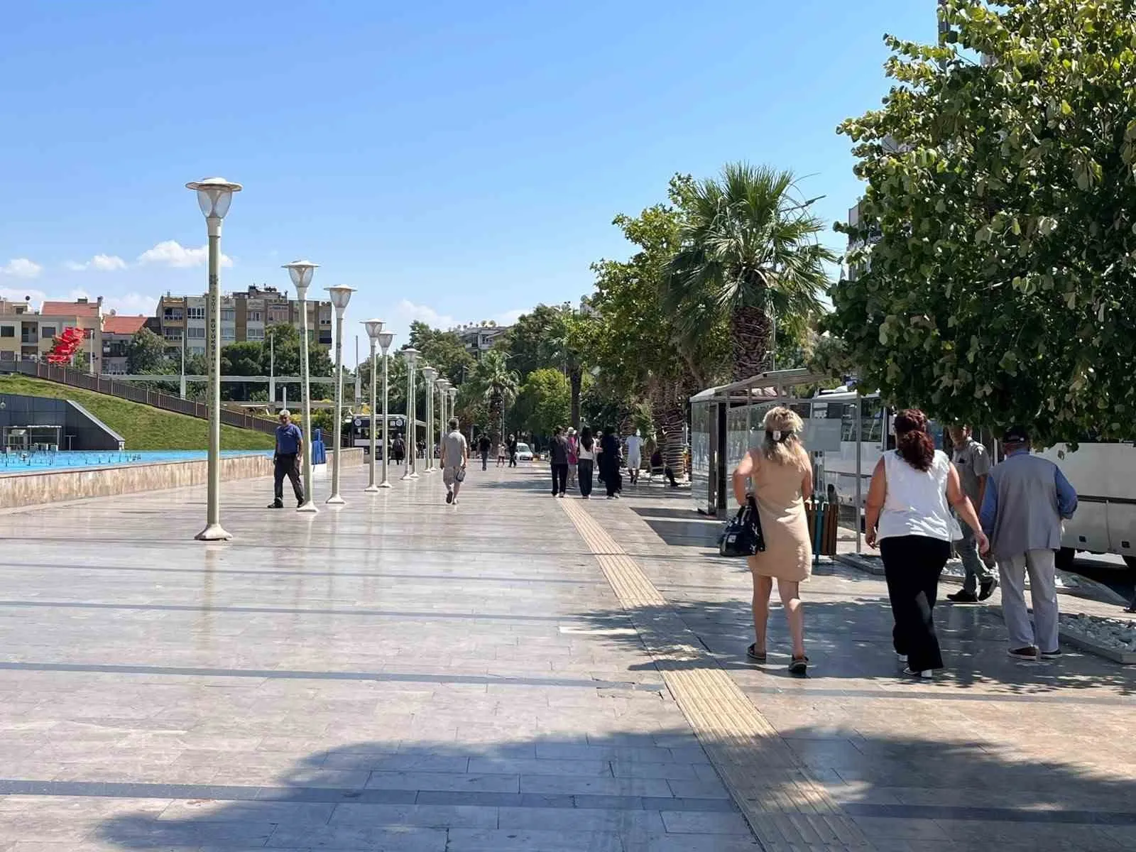 Efeler’de güneşin hükmü: Termometreler 36 dereceyi görünce hayat yavaşladı