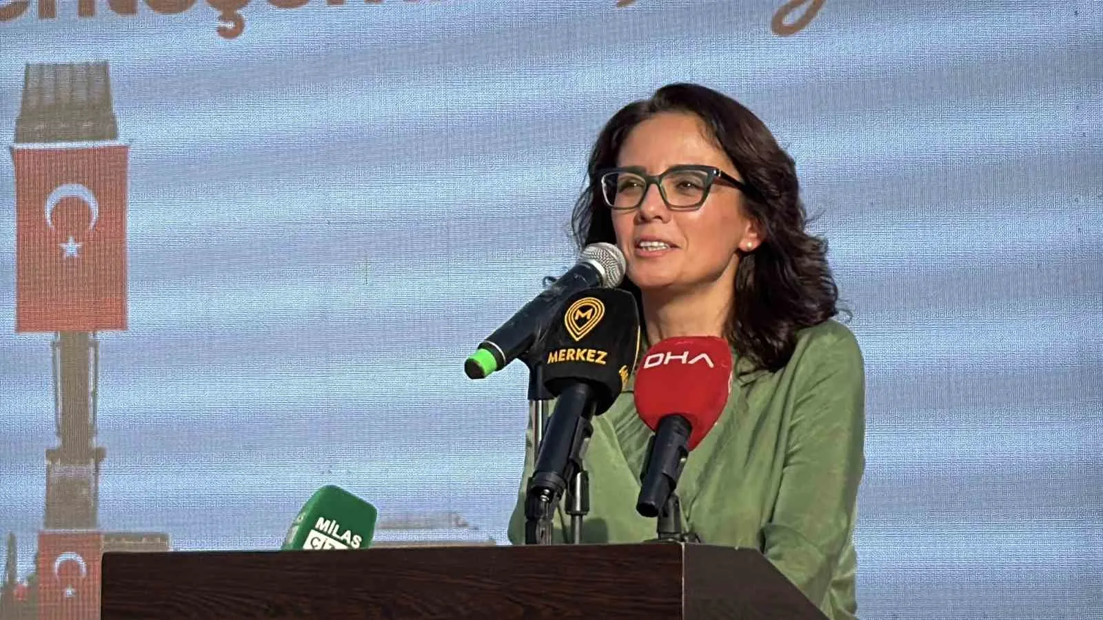 Menteşe'de çifte mutluluk: Hem yeni araçlar sahaya indi hem de vefa parkı açıldı