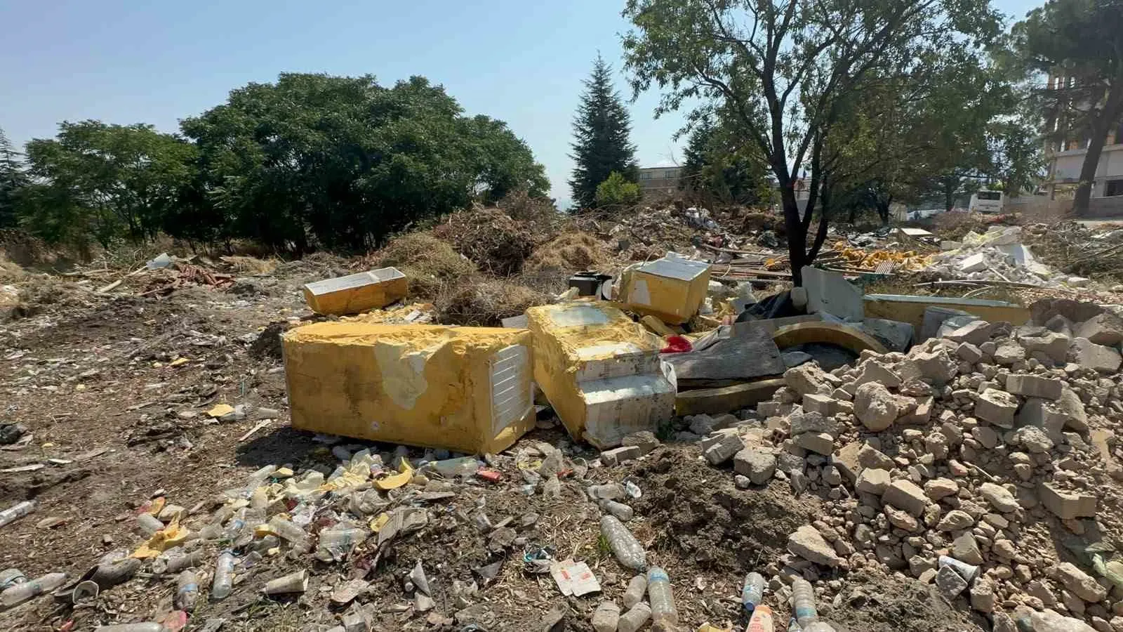 Kendi kapısının önünü görmezden geldiler: Belediye binasının arkası atık sahasına dönüştü