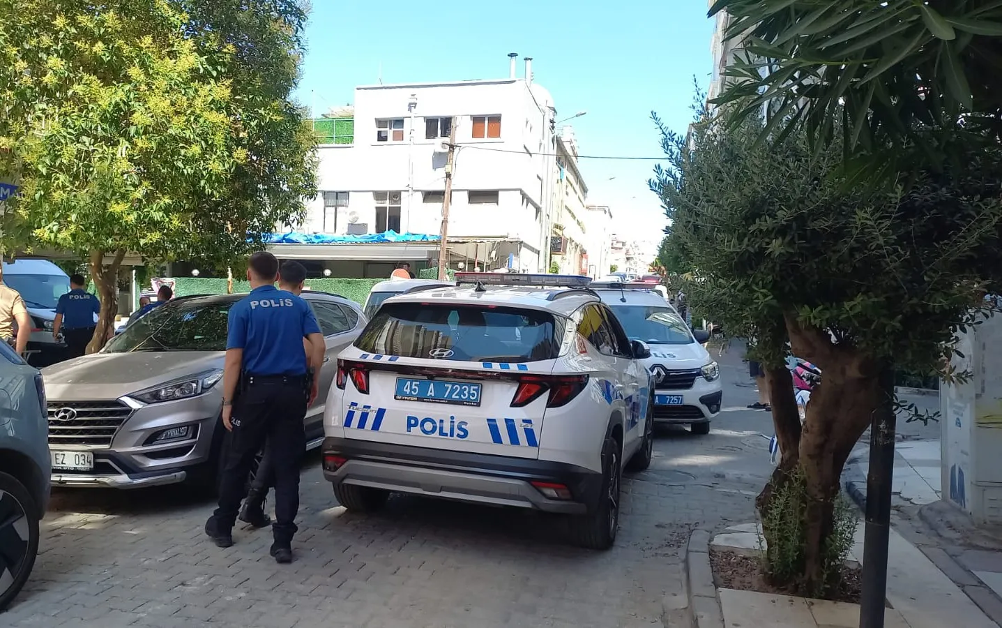 Manisa CHP’de tansiyon yükseldi: İl binasındaki kavgada bir kişi yaralandı