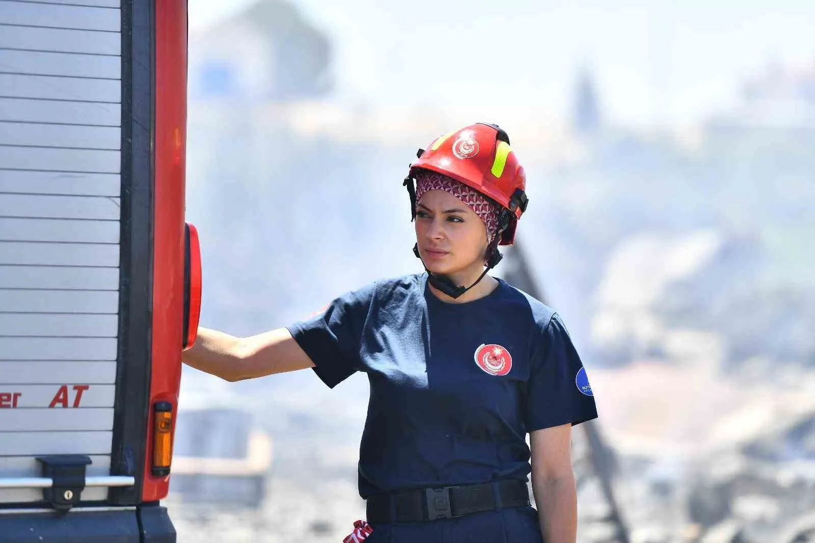 18 tonluk devleri o yönetiyor: İtfaiyenin kadın şoförü yollara meydan okuyor