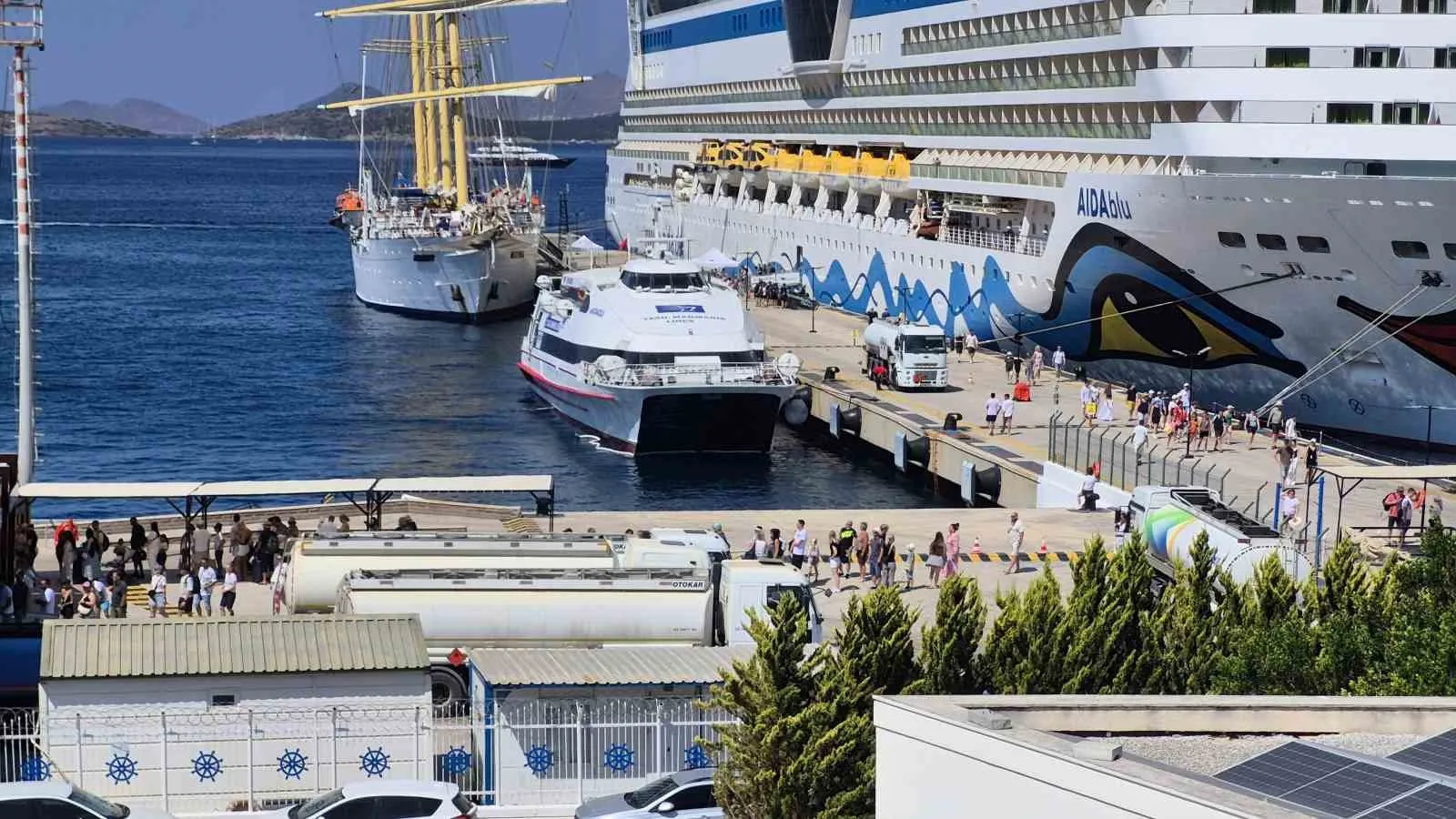 Bodrum limanlarında kruvaziyer bereketi: Bir günde 3 gemiyle binlerce ziyaretçi geldi
