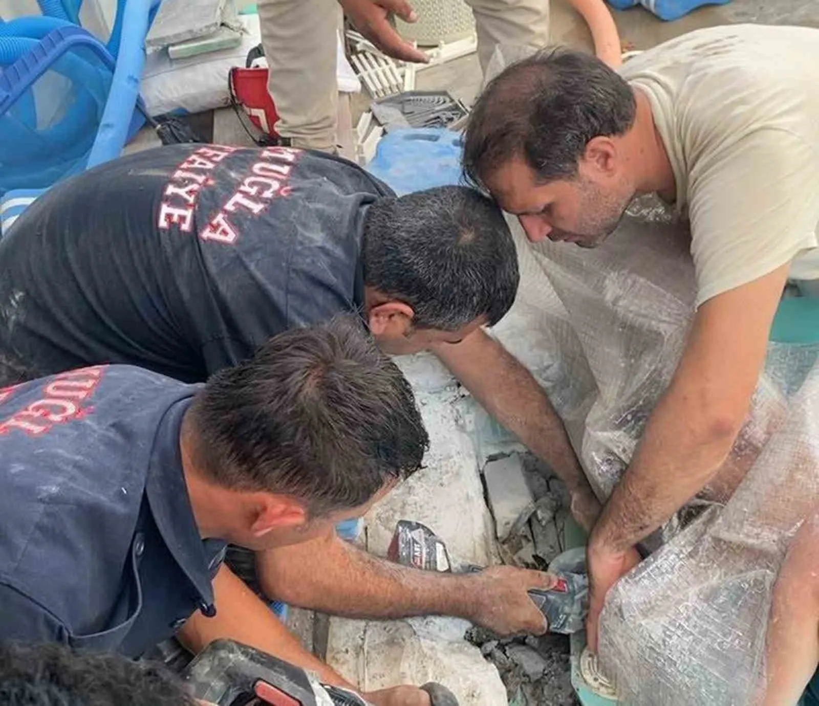 Havuz keyfi kabusa dönüştü: Minik çocuğun kolu boruya sıkıştı