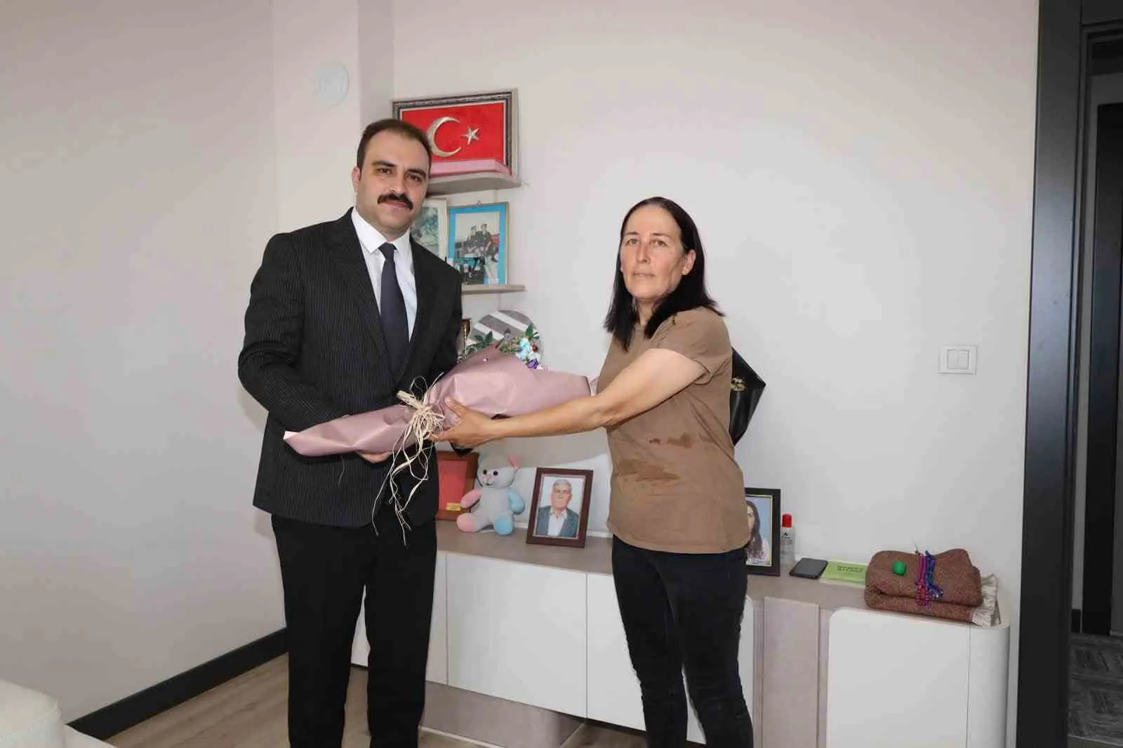 Karacasu’da duygusal buluşma: Kaymakam Battal kahramanların hanelerine konuk oldu