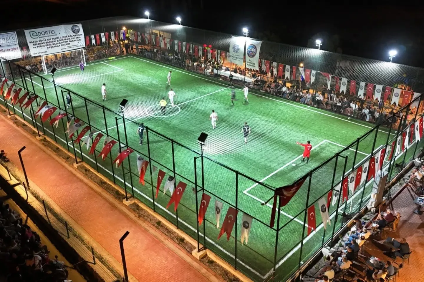 Başkan Ercan formayı giydi: Sahada dostluk rüzgarları esti
