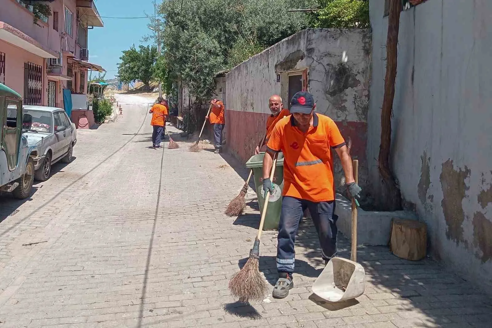 Efeler’de hijyen operasyonu: Sokaklar yepyeni bir çehreye kavuştu