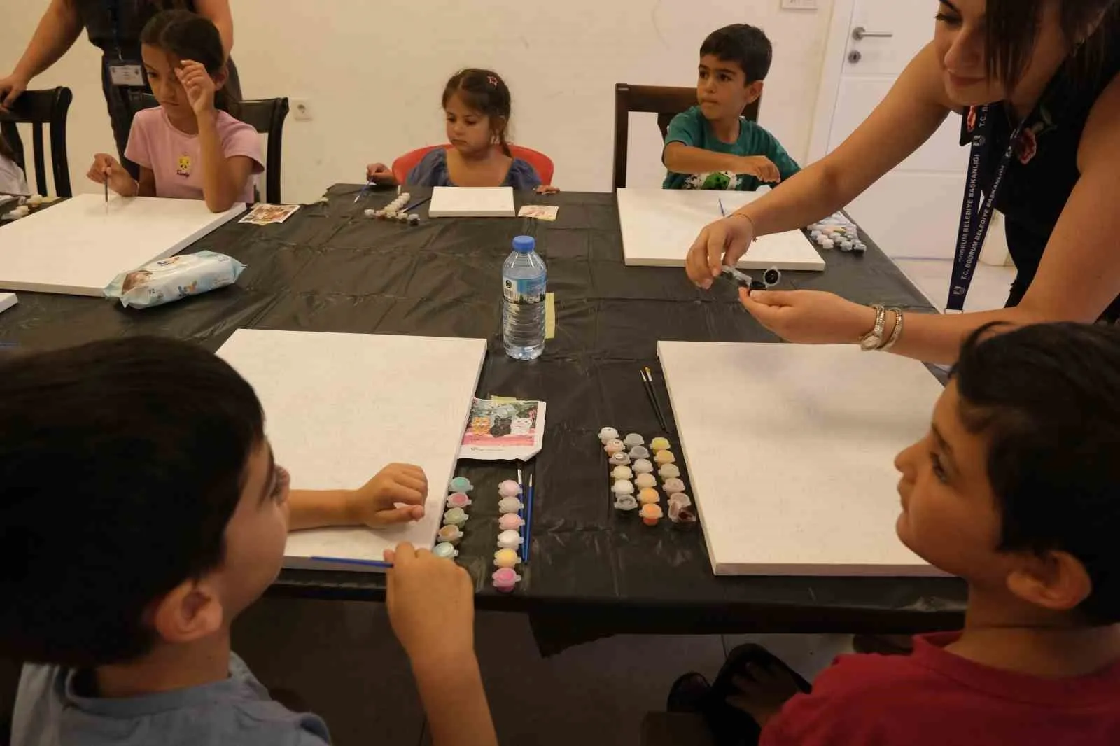 Bodrum’da minik sanatçılar tuval başında: Yaz tatili yaratıcılıkla renkleniyor