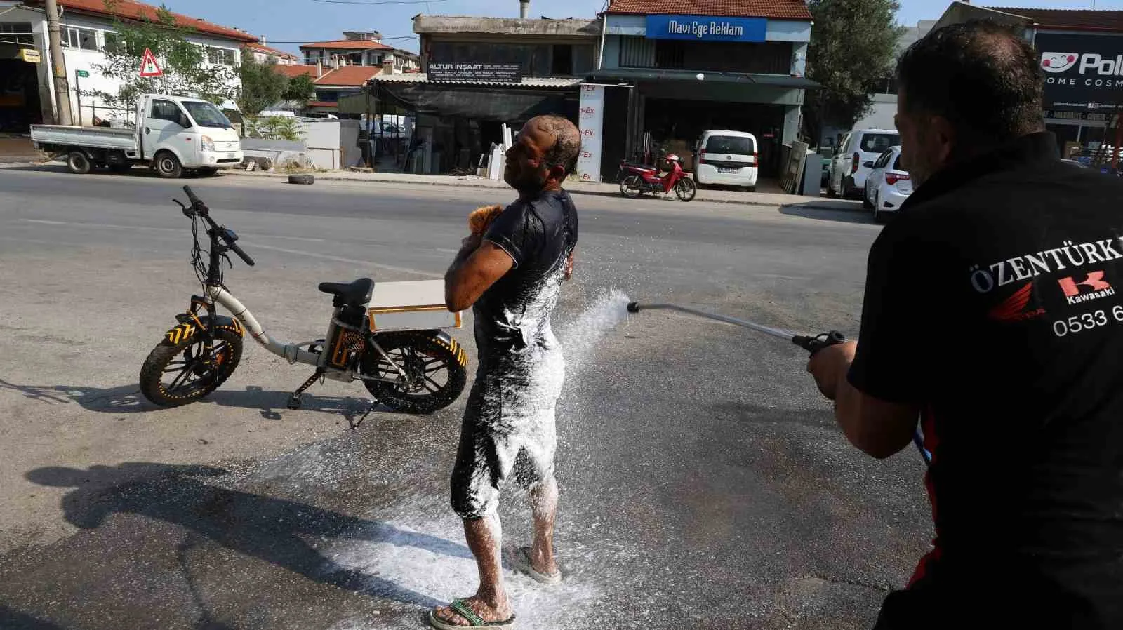 Kavurucu sıcaklara tazyikli suyla meydan okudu: Menteşe’de alışılmadık serinleme yöntemi