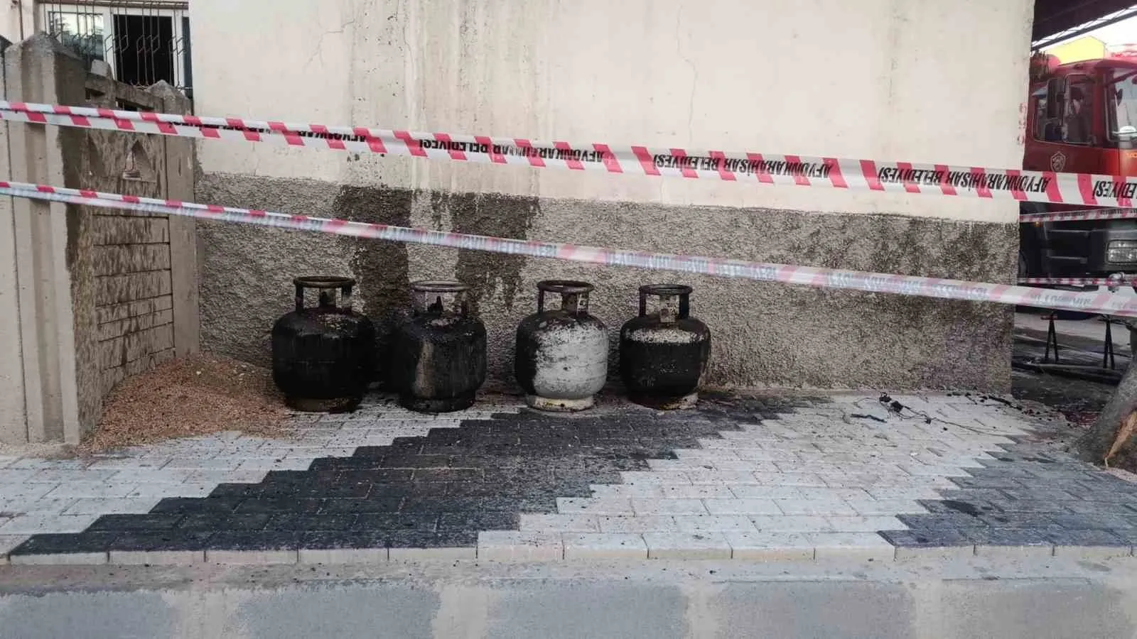 Mutlu günün hazırlığında korkutan anlar: Mutfaktan yükselen alevler paniğe yol açtı