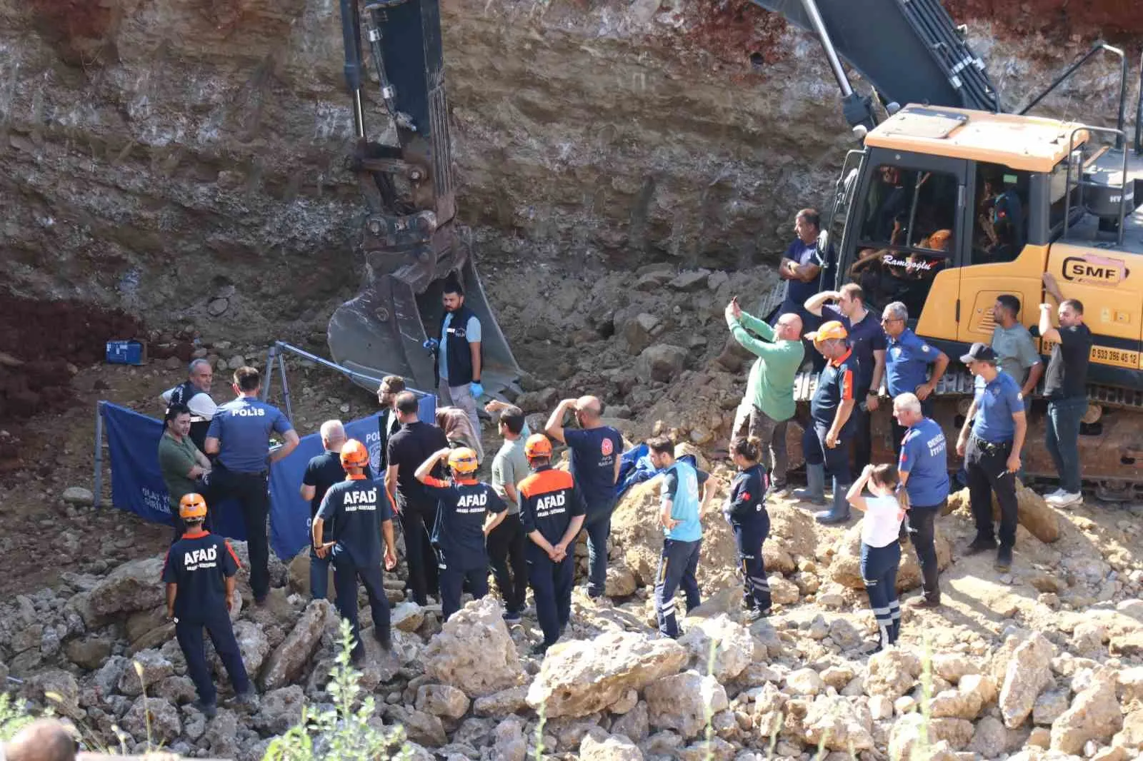 Denizli'de inşaat alanında acı son: Kot ölçümü yaparken toprak altında kaldı