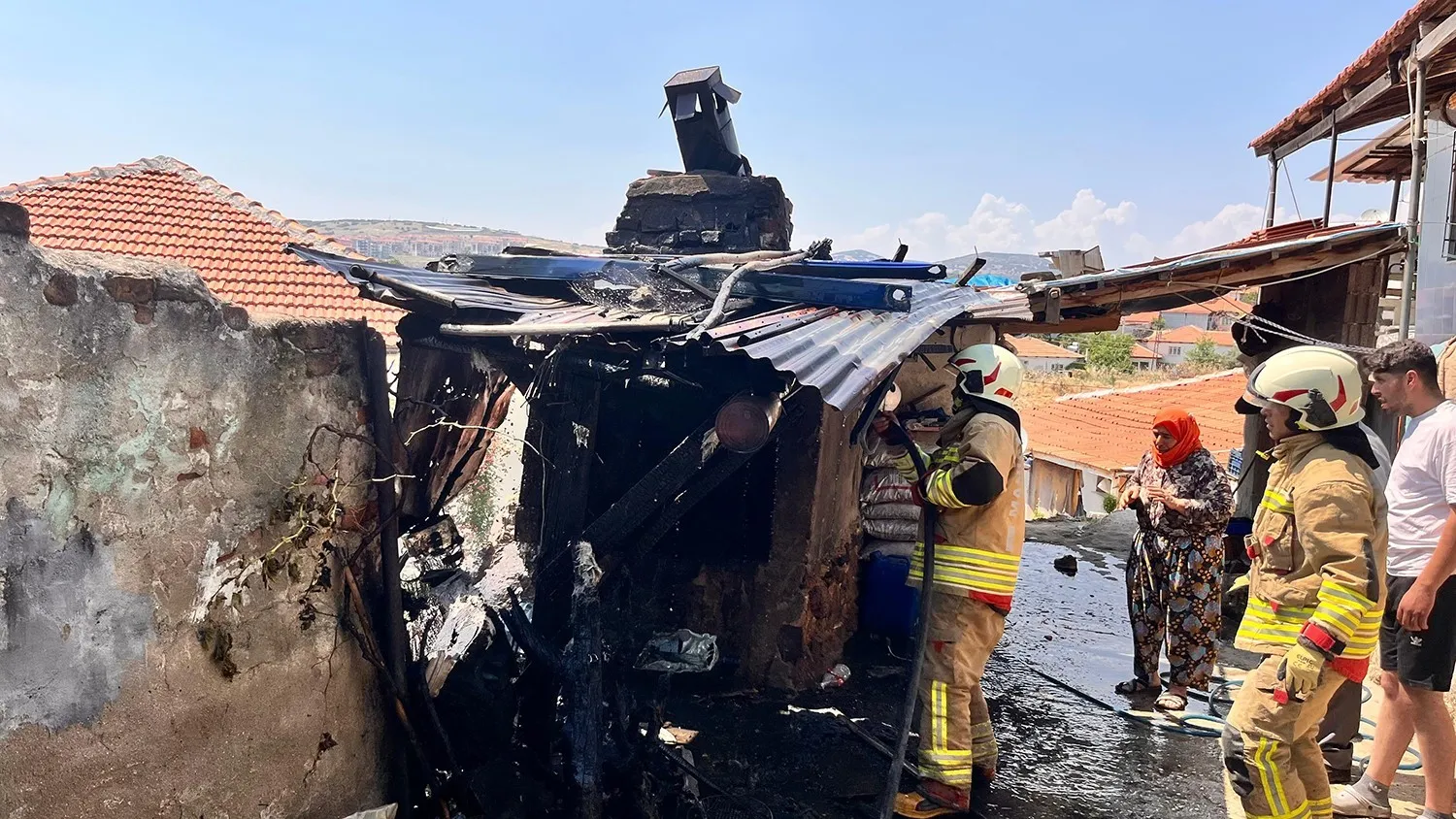 Kula’da bahçedeki fırın alevlere teslim oldu: İtfaiye zamanla yarıştı
