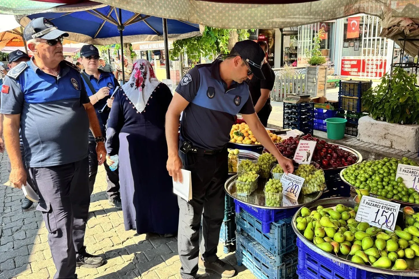 Efeler pazarında zabıta mesaisi: Etiket ve düzen denetimi sıkılaştı