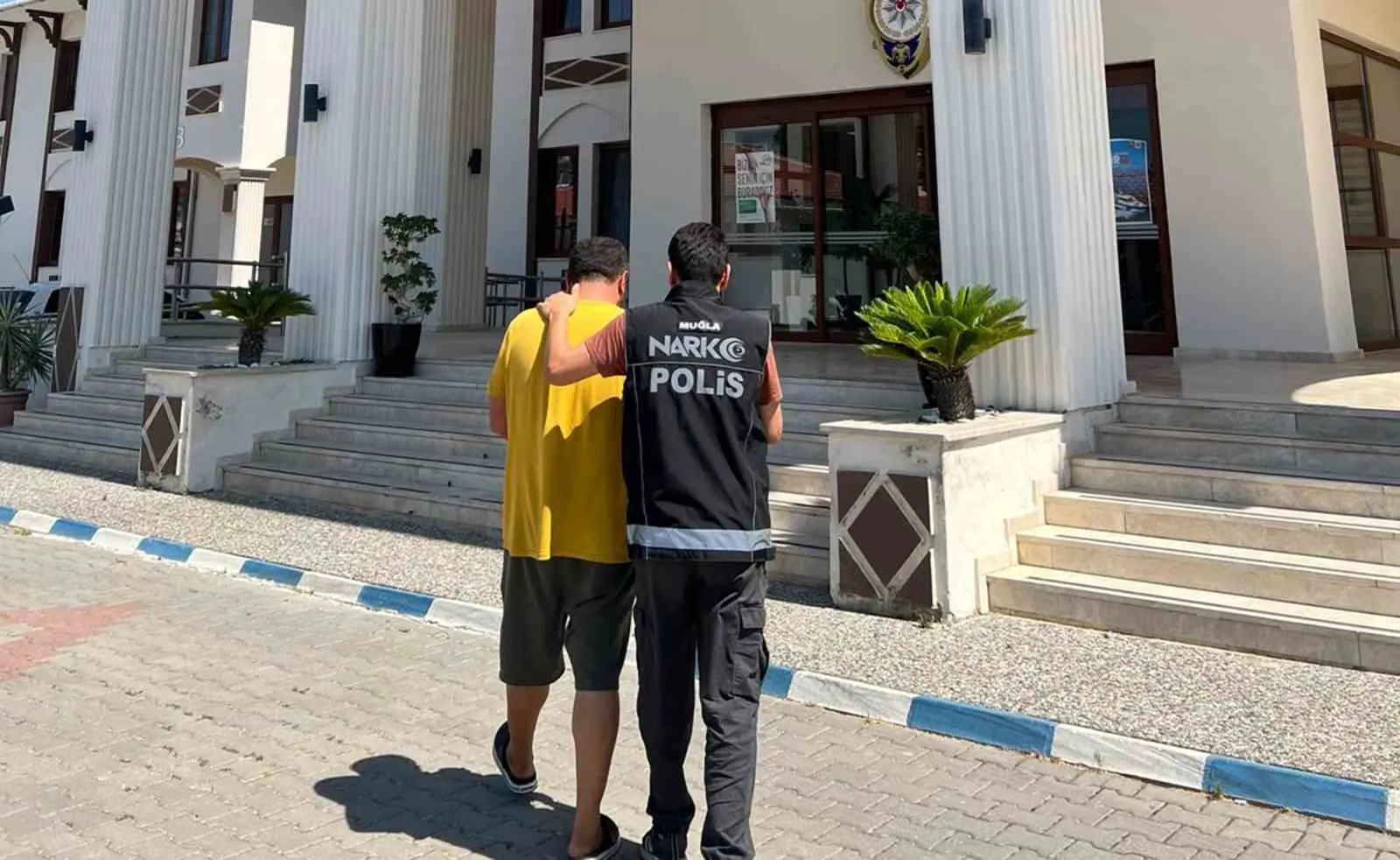 Tatil beldesindeki villada uyuşturucu düzeni: Ekipler baskınla çökertti