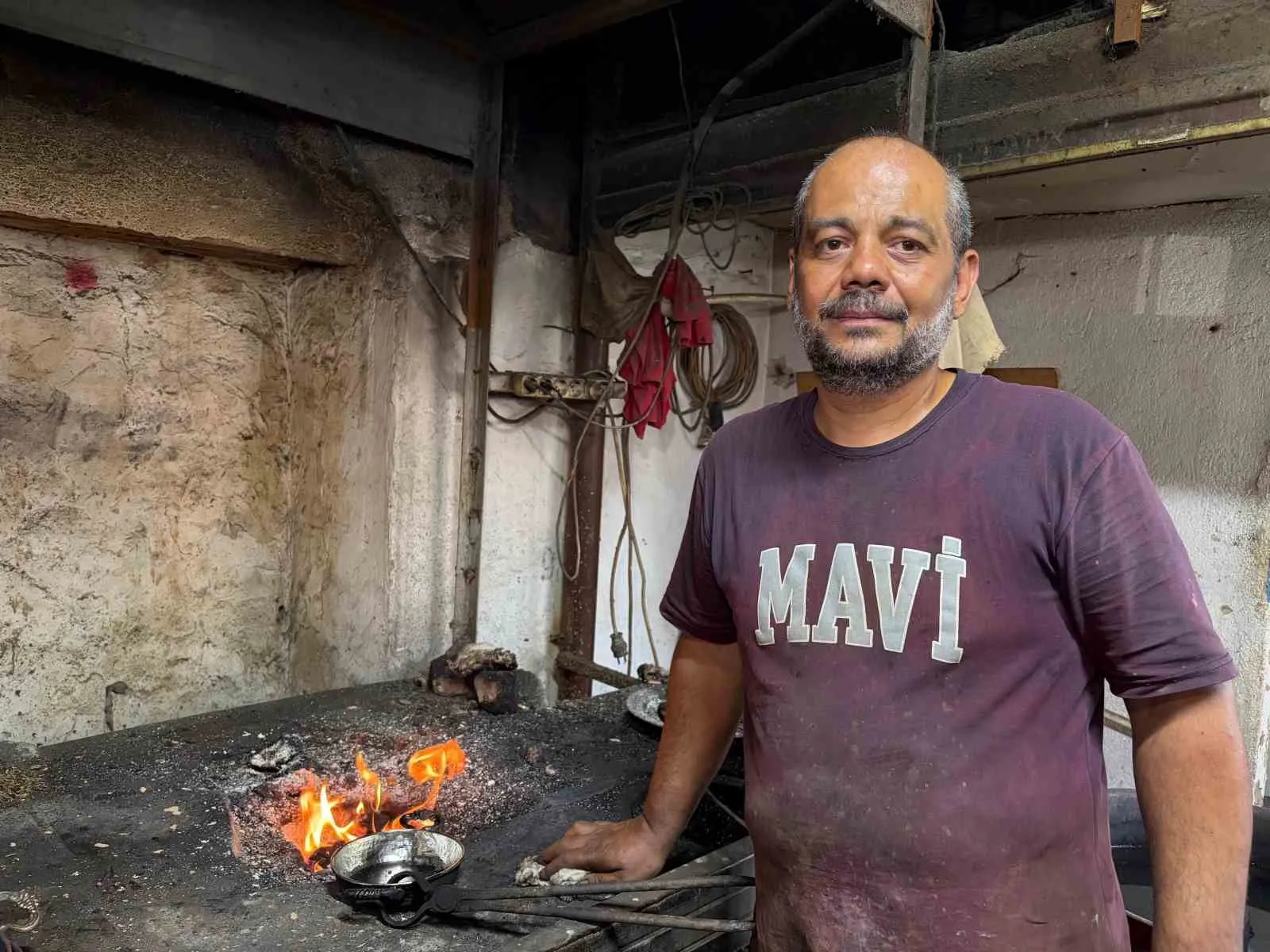 Ateşle imtihanı 35 yıldır sürüyor: İzmir’in son zanaatkarı sıcağı unuttu