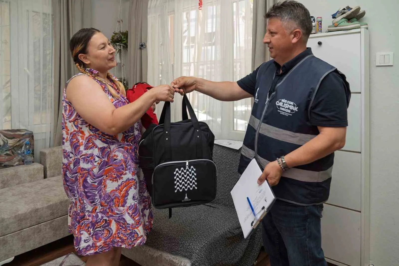 İzmir'de bebeklerin ilk adımlarına belediye rehberliği: Hem çantaları dolu hem gönülleri ferah