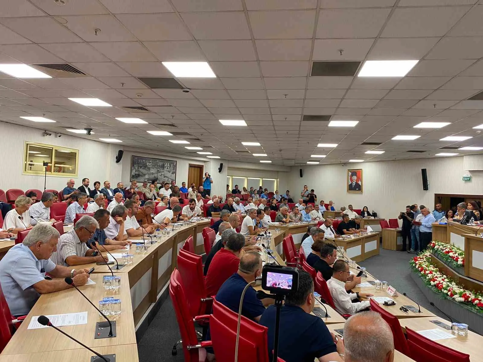 Aydın Büyükşehir Meclisi’nde sinek ilacı protestosu: Kürsüye bırakılan şişe tartışma yarattı