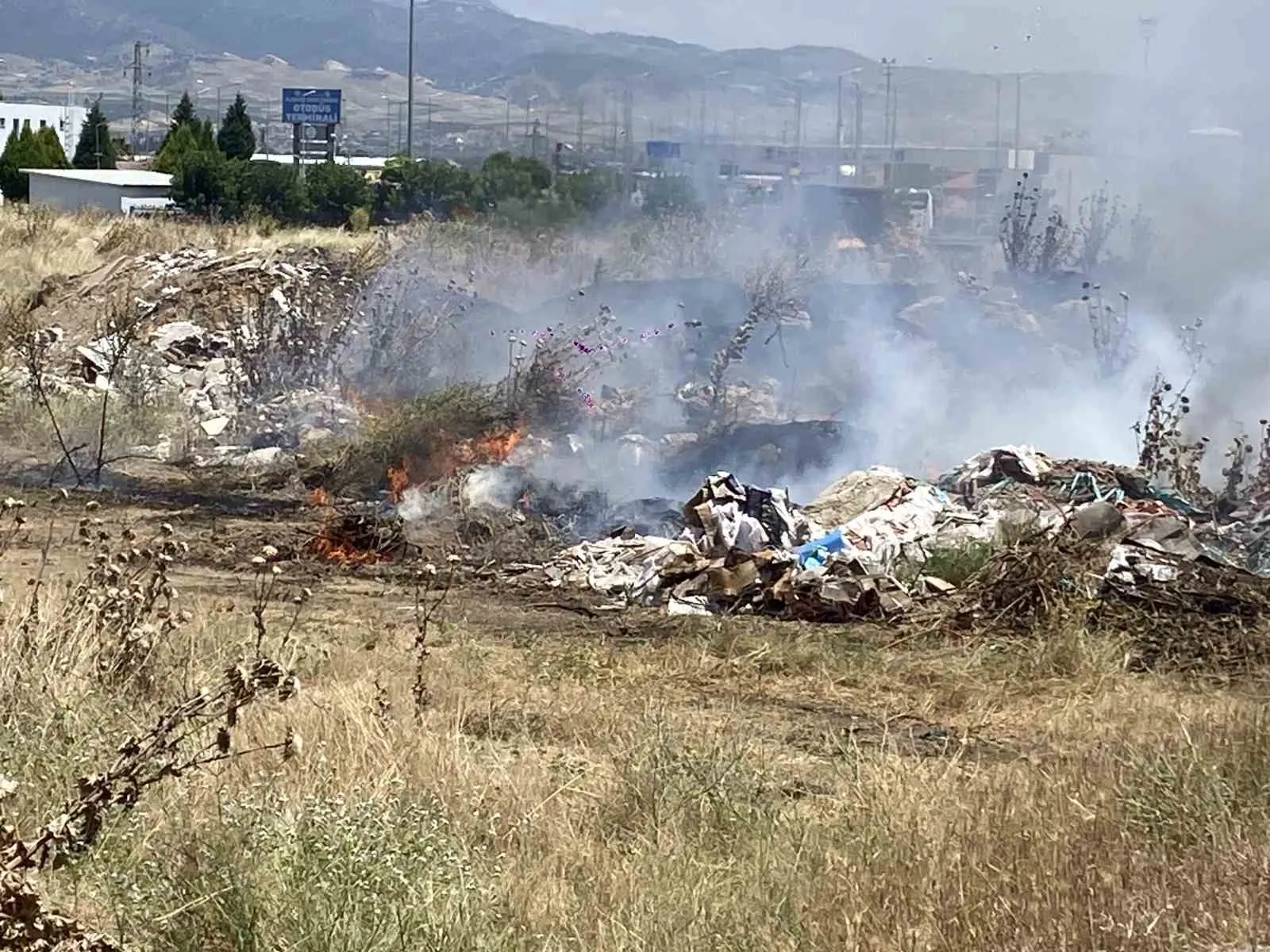 Alaşehir’de facia ucuz atlatıldı: Alevler otogarı ve akaryakıt istasyonunu teğet geçti