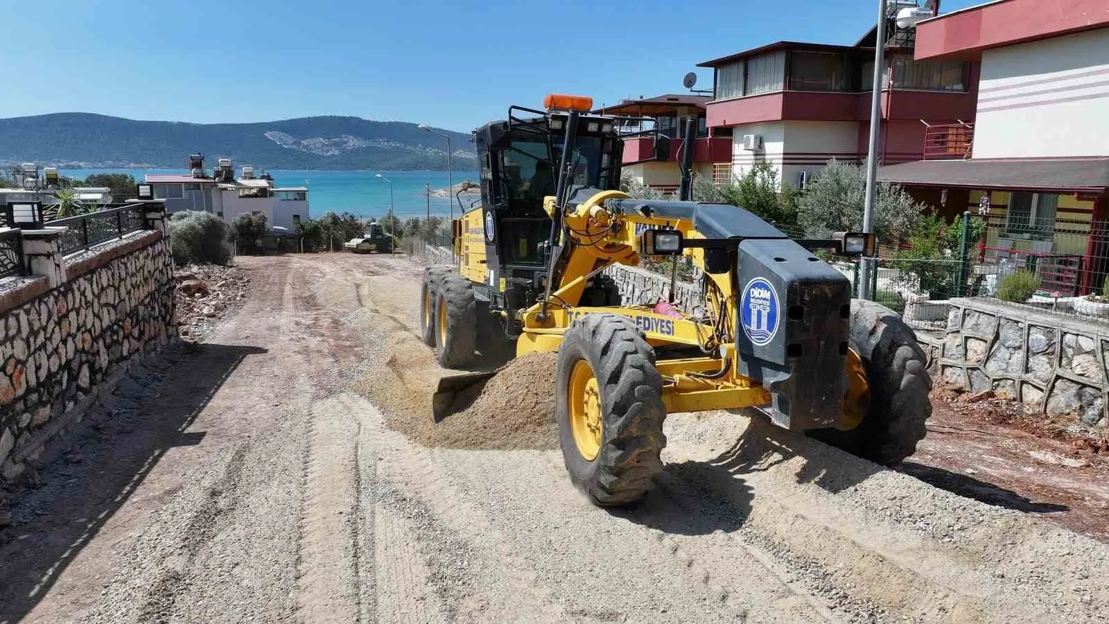 Akbük’te yol yapımında yerli üretim dönemi: Didim Belediyesi kendi taşını kendi döşüyor