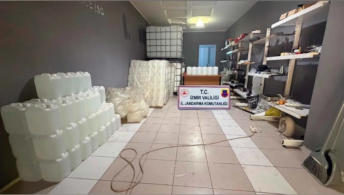 İzmir'de kaçakçılık şebekelerine jandarma tokadı: 3 imalathane mühürlendi