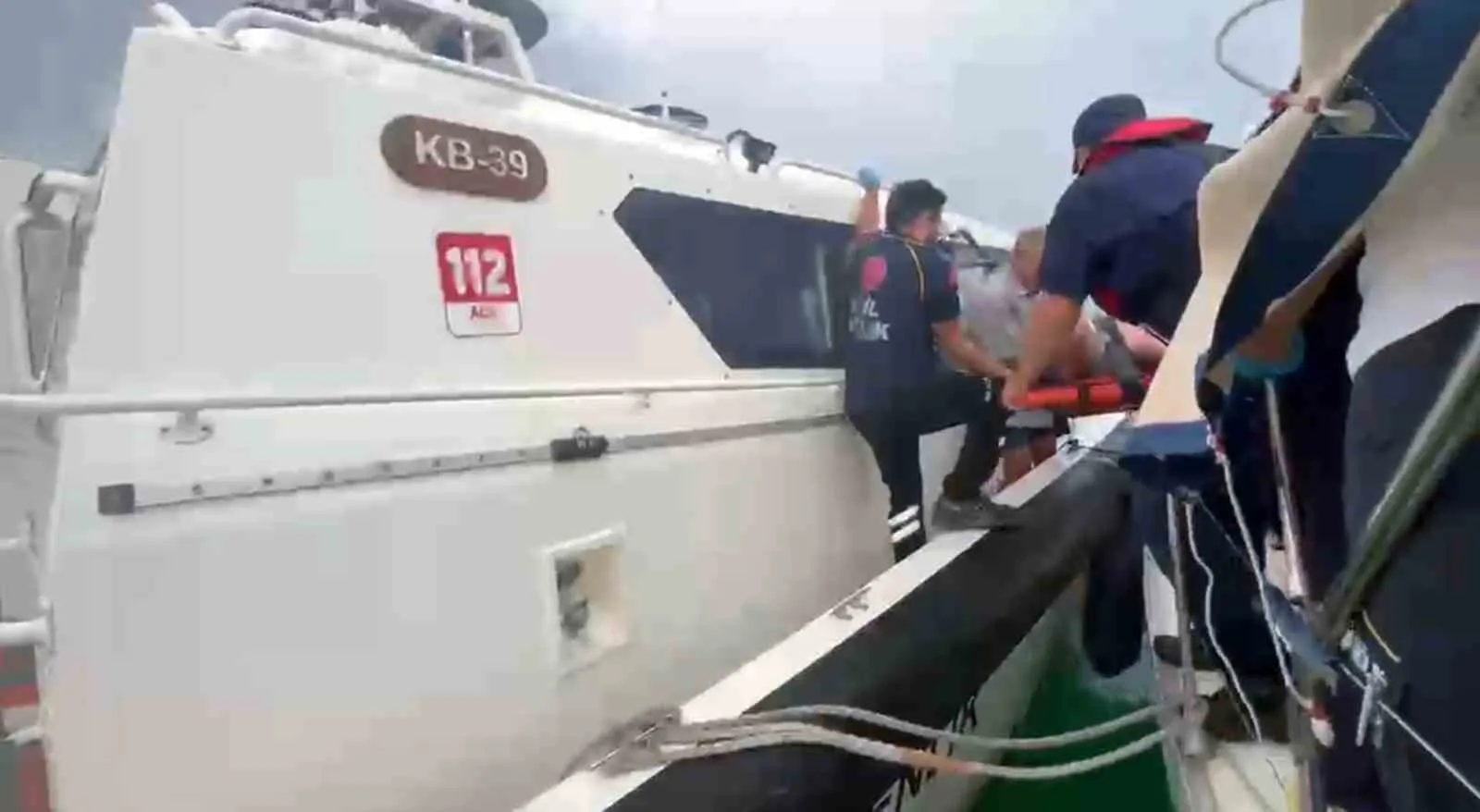 Mavi sularda zamana karşı yarış: İki teknedeki yaralılar için seferber oldular
