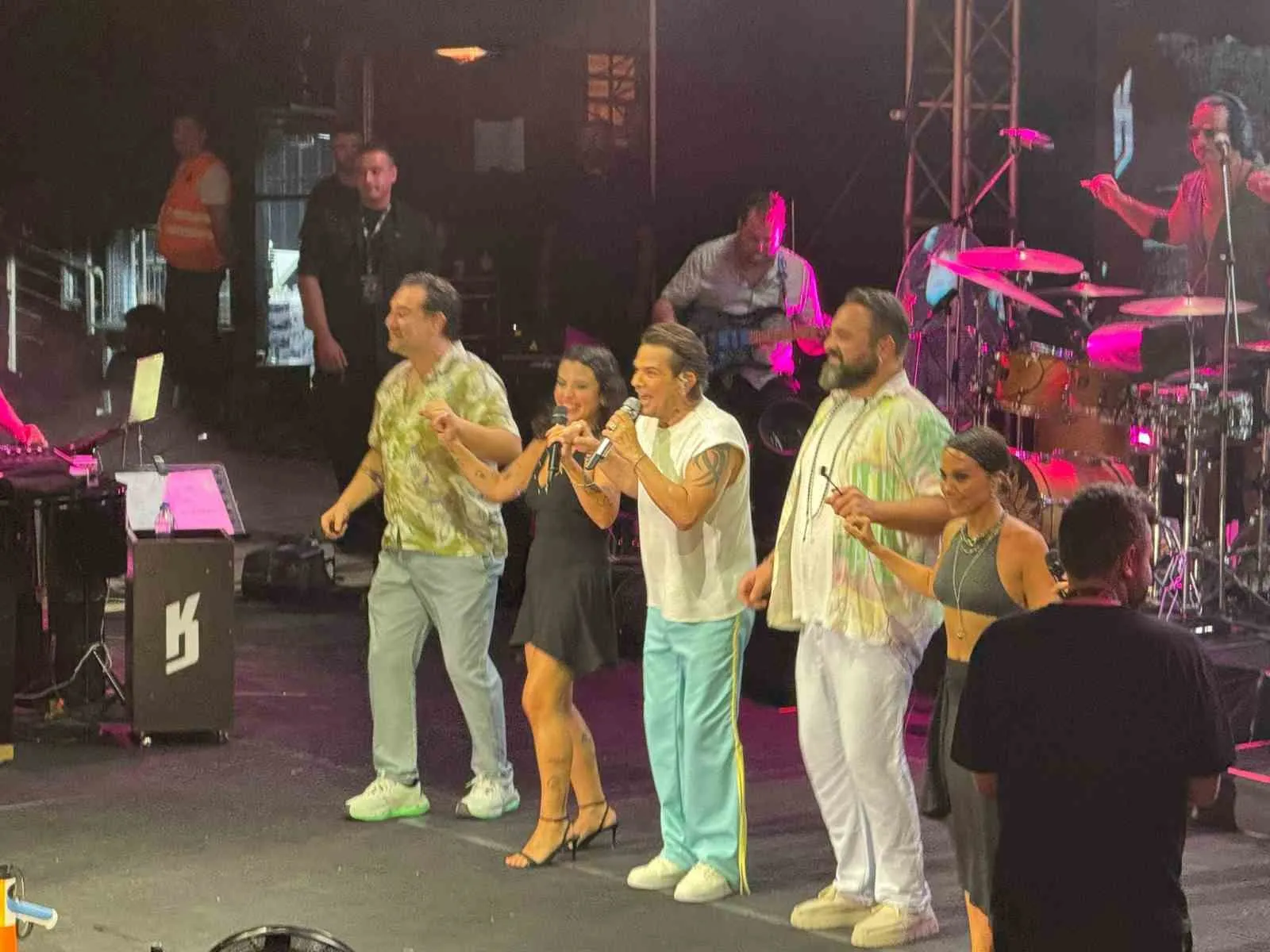 Sahne Kıyafeti ve Yapay Kar Gösterisiyle Büyüledi: Kenan Doğulu’dan Marmaris’te Unutulmaz Performans