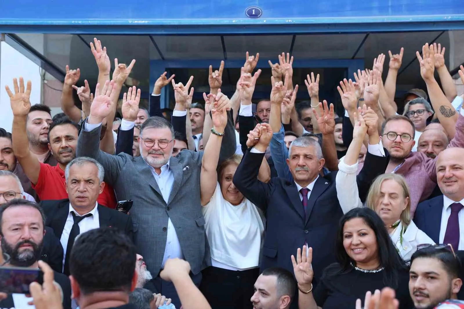 Menderes’te yeni dönem: Belediye koltuğuna Asuman Şen oturdu