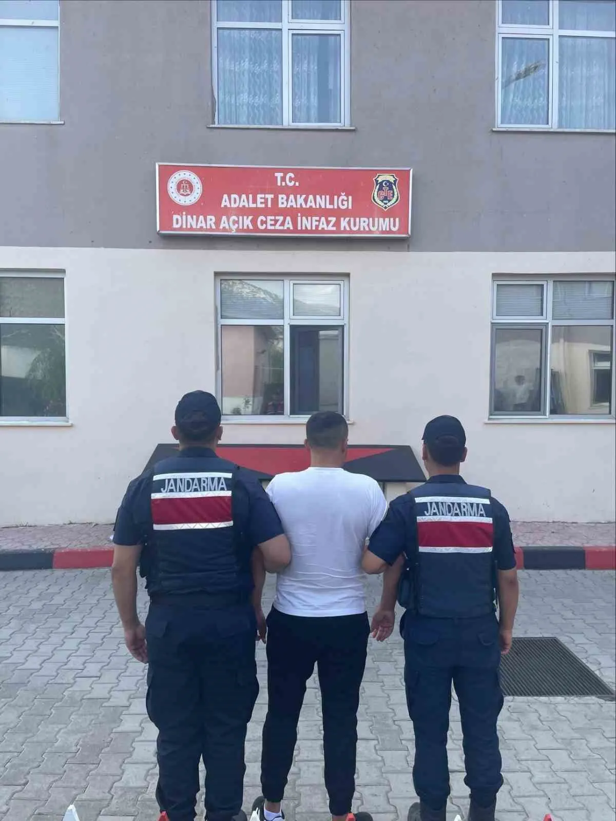Afyonkarahisar jandarmasından kaçanlar adalete yakalandı: 12 tutuklama